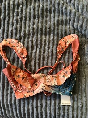 Agua Bendita gradient Two-Tone Floral Ruffle Bikini Top in Coral & Teal medium